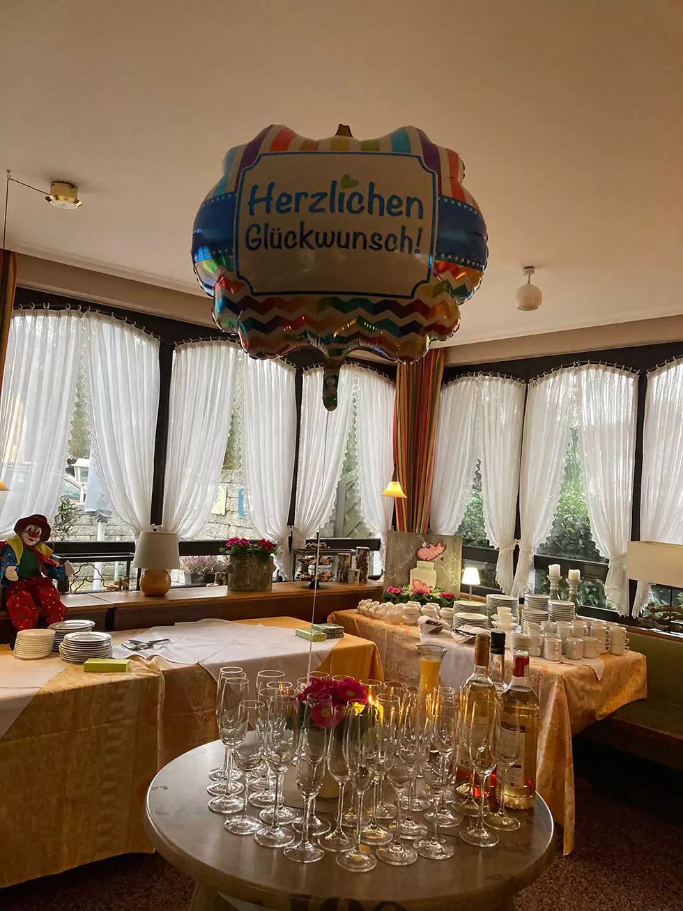 Der festlich gedeckte Innenraum zum Geburtstag eines Gastes in der Feierlocation Birkenhof in Körprich