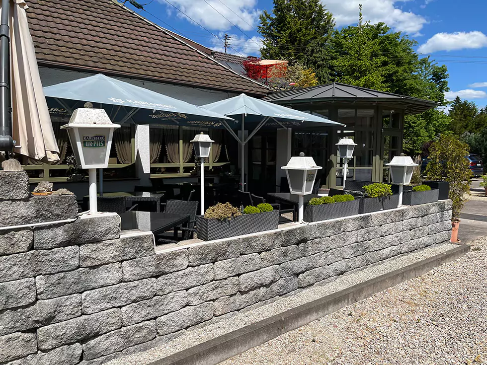 Der einladende Biergarten des Birkenhofs von außen an einem schönen Sommertag