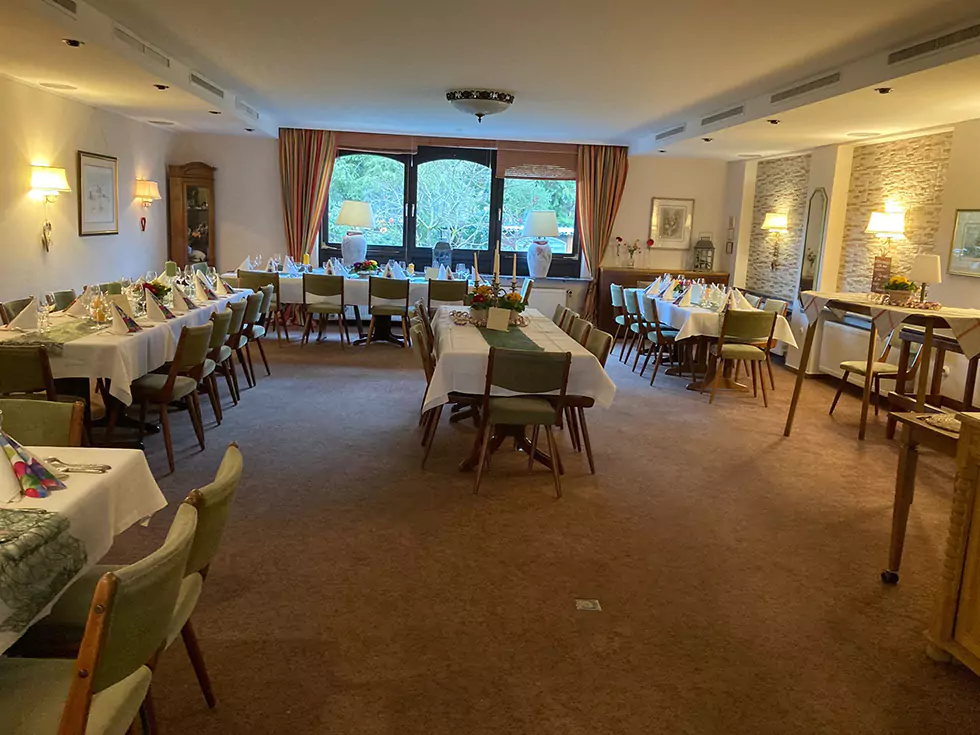 Festlich eingedeckter Innenraum der Feierlocation Birkenhof