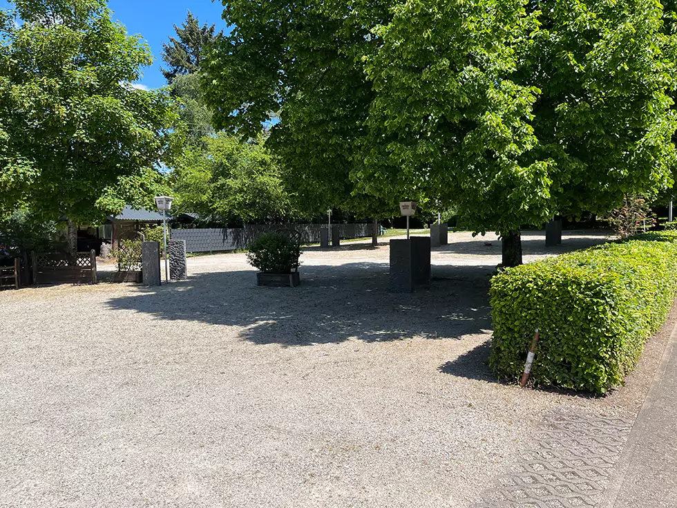 Die zahlreichen Parkmöglichkeiten am Birkenhof in Körprich