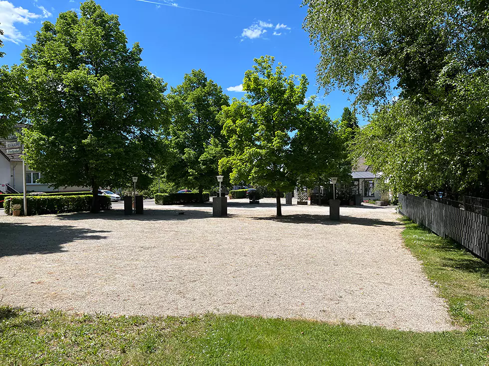 Der großzügige Parkplatz am Birkenhof in Körprich