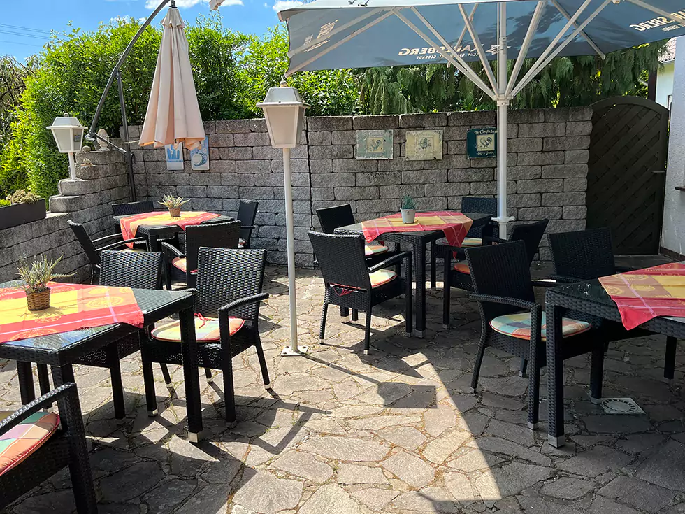 Der einladende Biergarten des Birkenhofs an einem schönen Sommertag