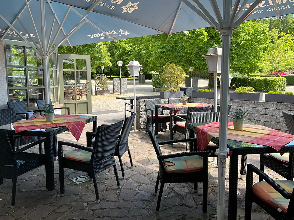 Der einladende Biergarten des Birkenhofs an einem schönen Sommertag